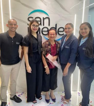 Equipe Sanmede com paciente sênior em momento especial
