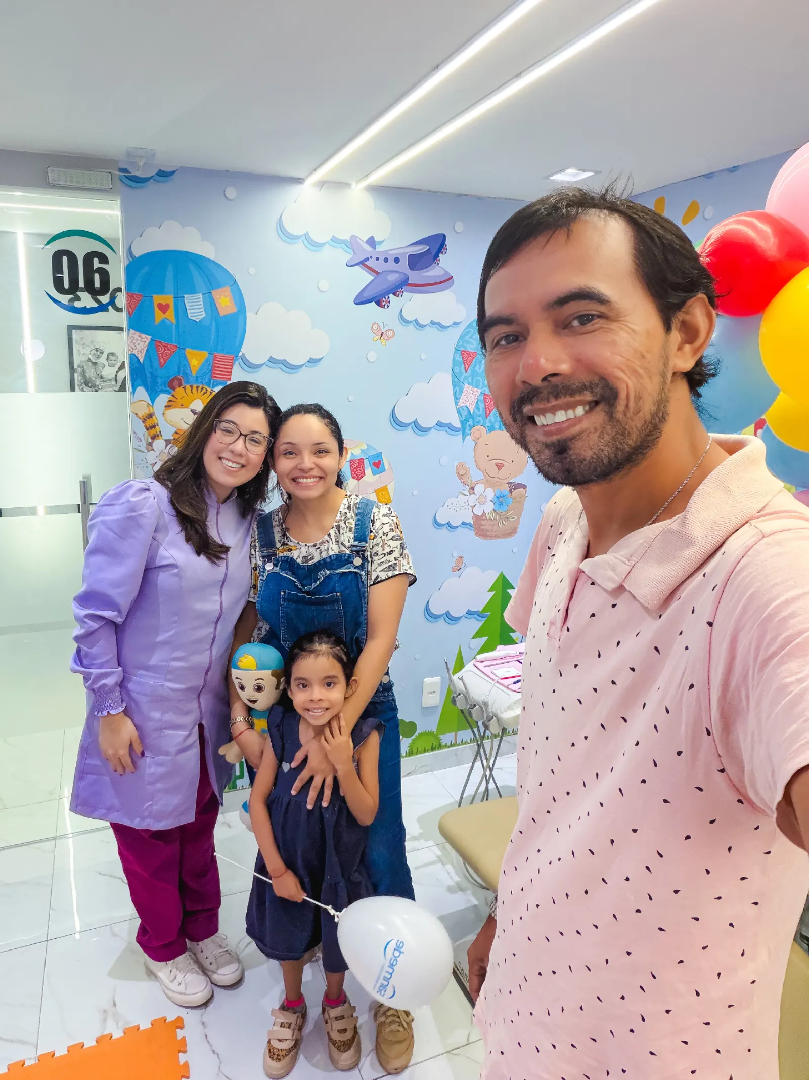Família feliz após atendimento odontopediátrico