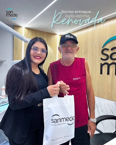 Paciente sênior recebendo brinde após atendimento na Sanmede