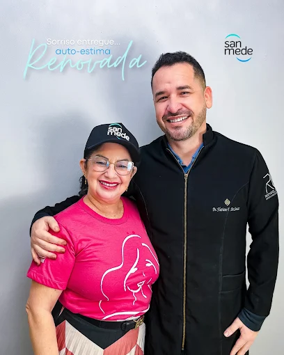 Paciente e dentista comemorando após tratamento concluído